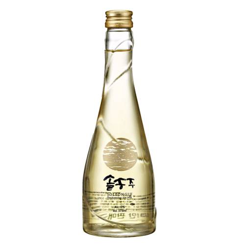 Solsongju rice wine is a medicinal liquor for which the recipe has been passed down from generation to generation for five centuries in the Hadong clan.